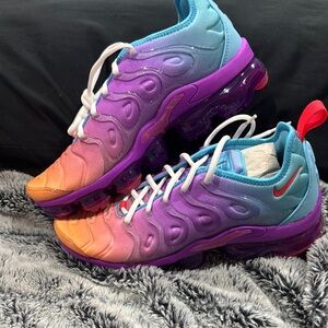 Nike womans vapormax plus brand new in box womans size 9